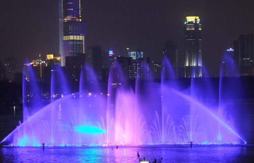 喷泉公司：波光喷泉和光亮跳泉应用